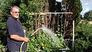 Hans-Ulrich Ultsch gießt seinen Garten und entspannt sich dabei: Dann ist das Pfeifen in seinem Ohr erträglich.