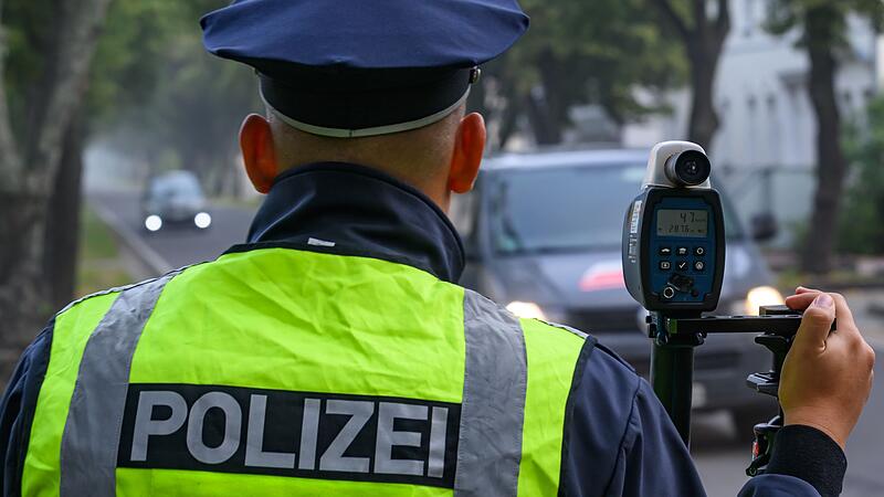 Polizei mit Geschwindigkeitsmesser Polizei mit Geschwindigkeitsmesser