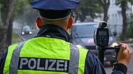 Polizei mit Geschwindigkeitsmesser Polizei mit Geschwindigkeitsmesser