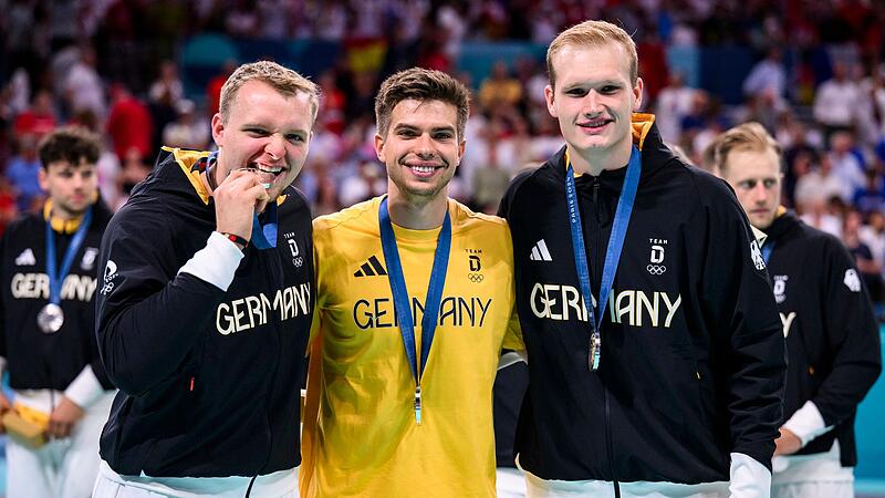 Silber bei Olympia in Paris gewonnen: Das DHB-Trio Justus Fischer, Renars Uscins und David Sp&auml;th