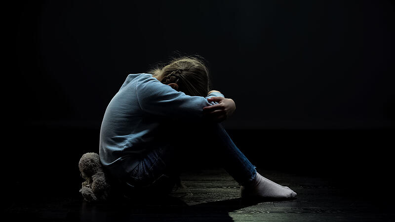 Noch als Erwachsene leiden viele Menschen unter sexuellem Missbrauch in ihrere Kindheit. Eine Erziehungsexpertin aus Erlangen-Höchstadt klärt auf. Noch als Erwachsene leiden viele Menschen unter sexuellem Missbrauch in ihrere Kindheit. Eine Erziehungsexpertin aus Erlangen-Höchstadt klärt auf.