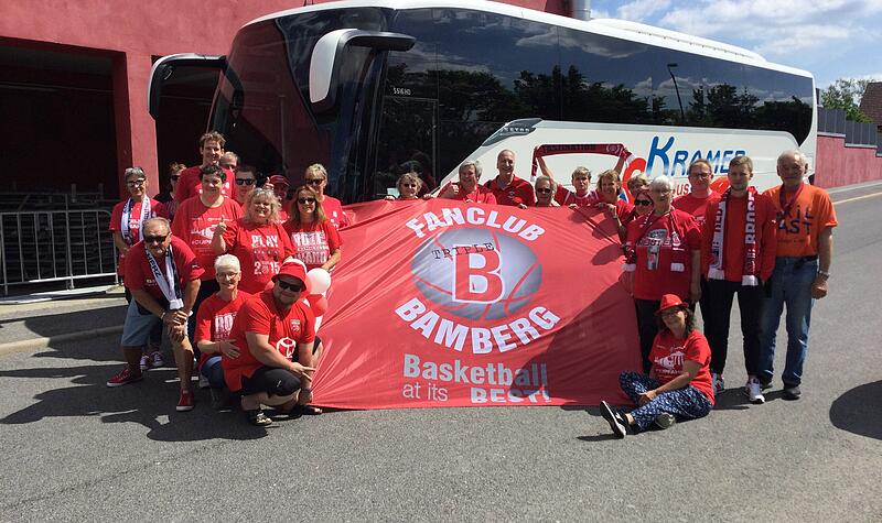 Brose-Fans auf Berlin-Tour Gruppenbild vor der Abfahrt: Die Euphorie ist groß.