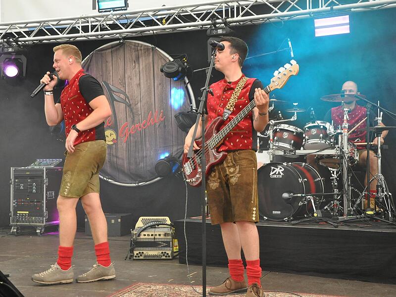 &bdquo;Die Gerchli&ldquo;: S&auml;nger Johannes Reinhardt und Schlagzeuger Stefan Fabian rahmen den Bassisten Max Hofmann ein.Forchheim & Fr&auml;nkische Schweiz