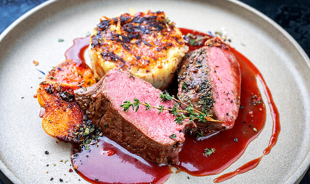 Hirschrücken mit Rösti, Quitte und Orangen Hirschrücken mit Rösti, Quitte und Orangen