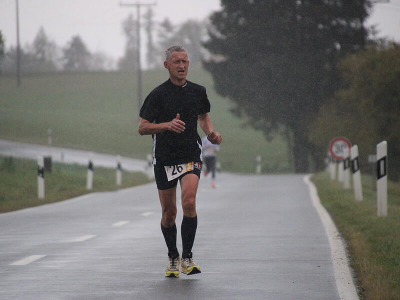 Trotz nasskaltem Herbstwetter lie&szlig;en sich die Sportler den Spa&szlig;  beim 38. Frankenwaldlauf der LG Ludwigschorgast nicht vermiesen.