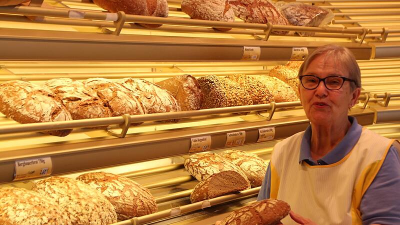 Seniorchefin Elfriede Fumy vor ihrem breiten Angebot der unterschiedlichsten Brote.