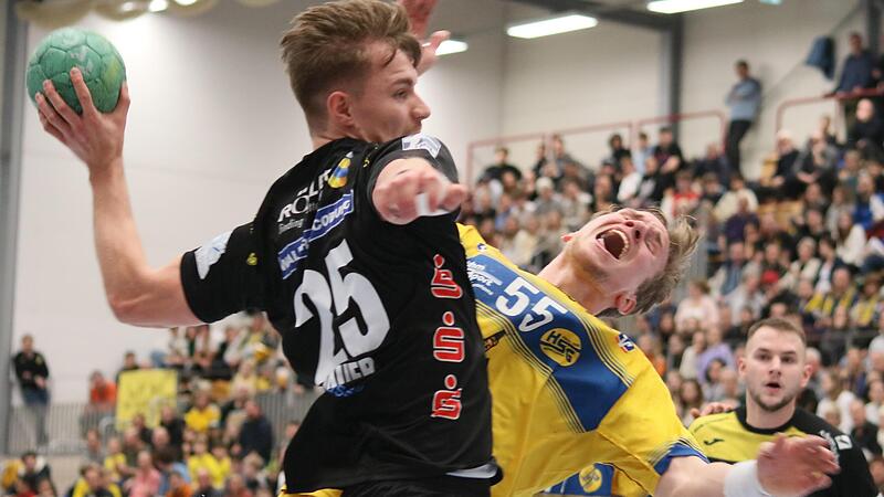 Der Konstanzer Niklas Ingenpass (hinten) versucht, gegen Coburgs Jakob Knauer ein Stürmerfoul herauszuholen. Knauer steuerte zum klaren HSC-Sieg drei Tore bei.