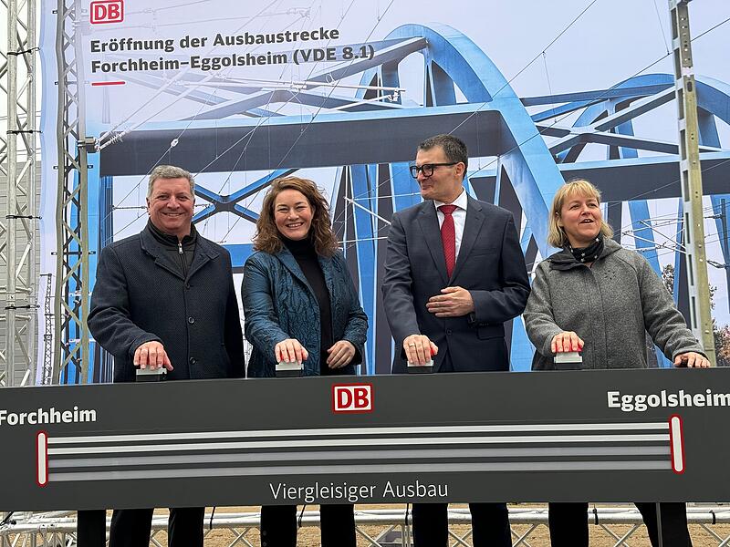 von Links: Christian Bernreiter, Bay. Verkehrsminister, Ingrid Felipe, Vorst&auml;ndin f&uuml;r Infrastrukturplanung der Bahn-Tochter InfraGO, Hartmut H&ouml;ppner, Staatssekret&auml;r des Bundesverkehrsministeriums, und Nicole Kumpfm&uuml;ller- B&ouml;hm, DB-Gesamtprojektleiterin f&uuml;r den Bahnausbau N&uuml;rnberg&ndash;Bamberg.