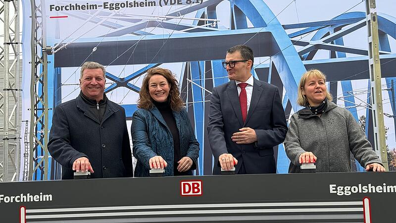 von Links: Christian Bernreiter, Bay. Verkehrsminister, Ingrid Felipe, Vorst&auml;ndin f&uuml;r Infrastrukturplanung der Bahn-Tochter InfraGO, Hartmut H&ouml;ppner, Staatssekret&auml;r des Bundesverkehrsministeriums, und Nicole Kumpfm&uuml;ller- B&ouml;hm, DB-Gesamtprojektleiterin f&uuml;r den Bahnausbau N&uuml;rnberg&ndash;Bamberg.