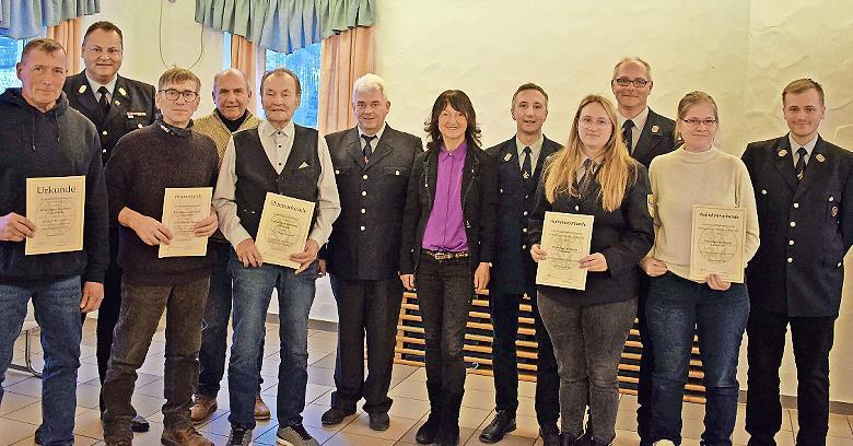 Auf dem Foto von links nach rechts: Bernd Lorenz, Michael Kannengießer, Norbert Hofmann, Joachim Ruß, Heinz Kossert, Bernd Weich, Christine Frieß, Mario Sterzer, Michelle Valita, Heiko Heierth, Simone Weich, Fabian Weich. Auf dem Foto von links nach rechts: Bernd Lorenz, Michael Kannengießer, Norbert Hofmann, Joachim Ruß, Heinz Kossert, Bernd Weich, Christine Frieß, Mario Sterzer, Michelle Valita, Heiko Heierth, Simone Weich, Fabian Weich.