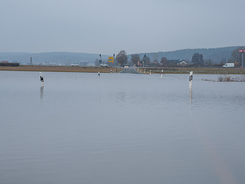 Hochwasseralarm im Aischgrund: Das Wasserwirtschaftsamt N&uuml;rnberg gibt eine Hochwasserwarnung vor Ausuferungen und &Uuml;berschwemmungen in der Stadt Erlangen und im Landkreis Erlangen-H&ouml;chstadt heraus.