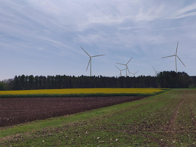 Der Blick auf die Lange Meile vom S&uuml;den des Flugplatzes. So k&ouml;nnte der Windpark Lange Meile S&uuml;d bei Ebermannstadt einmal aussehen.
