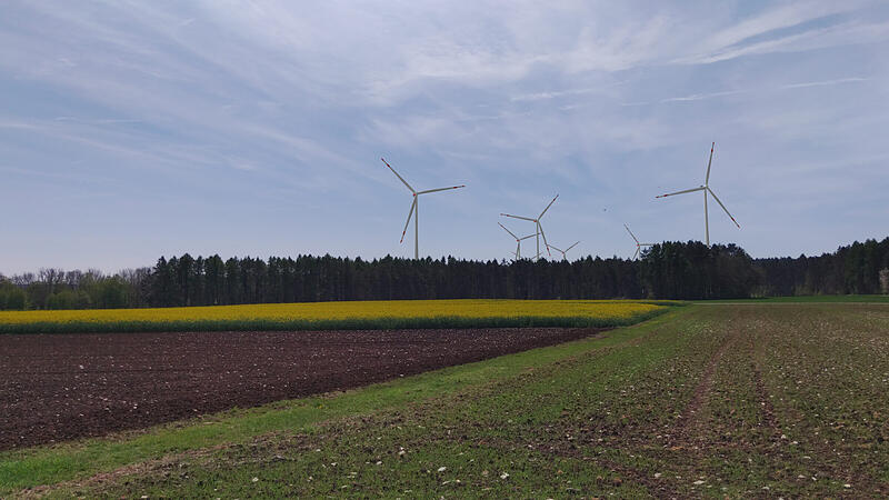 Der Blick auf die Lange Meile vom S&uuml;den des Flugplatzes. So k&ouml;nnte der Windpark Lange Meile S&uuml;d bei Ebermannstadt einmal aussehen.