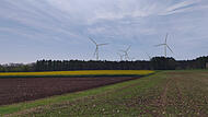 Der Blick auf die Lange Meile vom S&uuml;den des Flugplatzes. So k&ouml;nnte der Windpark Lange Meile S&uuml;d bei Ebermannstadt einmal aussehen.