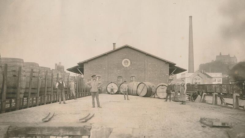 Auch große Bierfässer der Kulmbacher Brauereien wurden über den Güterbahnhof verschickt. Im Hintergrund der Fabrikschlot der Kulmbacher Spinnerei. Die Aufnahme entstand in den 1920er Jahren.