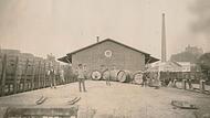 Auch große Bierfässer der Kulmbacher Brauereien wurden über den Güterbahnhof verschickt. Im Hintergrund der Fabrikschlot der Kulmbacher Spinnerei. Die Aufnahme entstand in den 1920er Jahren.