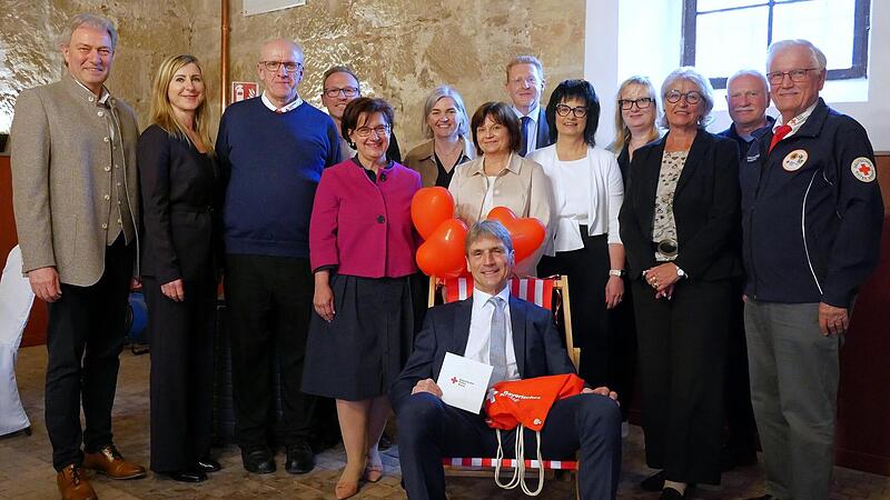 Ein Macher verabschiedet sich &ndash; Roland Beierwaltes im Liegestuhl zusammen mit den Ehreng&auml;sten, Mitarbeitern und Vorstandsvorsitzenden.