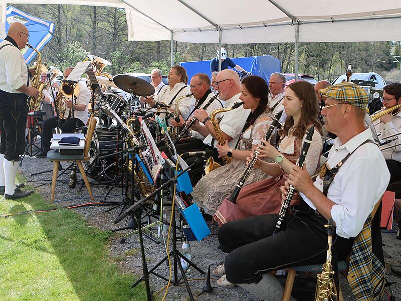 F&uuml;r Stimmung beim Open Air an der Bastelsm&uuml;hle sorgte die Original Reichenbacher Blasmusik unter Leitung von Klaus Schnappauf.