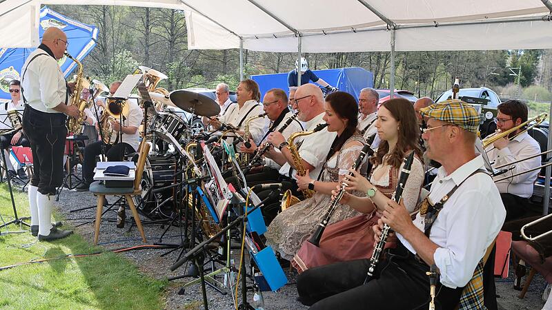 F&uuml;r Stimmung beim Open Air an der Bastelsm&uuml;hle sorgte die Original Reichenbacher Blasmusik unter Leitung von Klaus Schnappauf.