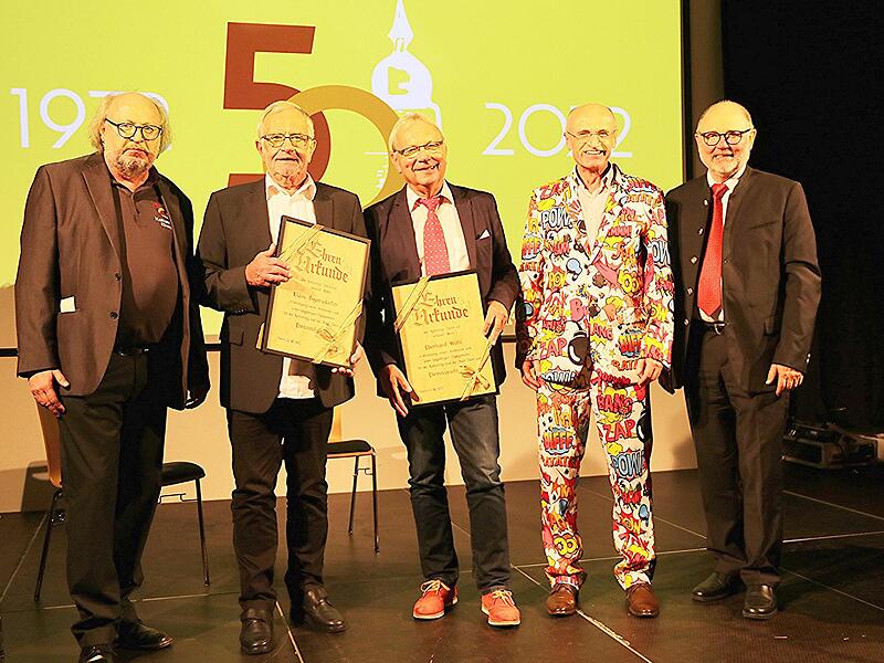 Hohe Auszeichnungen erhielten Eberhard Wohl (Mitte), der zum Ehrenvorsitzenden des Kulturrings Ebern ernannt wurde, und Klaus Bayersdorfer (2. v. links), der Ehrenmitglied wurde. Ihnen gratulierten Vorsitzender Walter Ullrich (links), Schirmherr u...