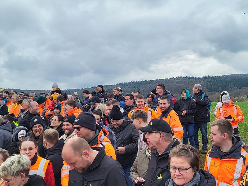 Die Sprengung der Thalaubachtalbr&uuml;cke bei Eichenzell: Viele Zuschauer waren da.