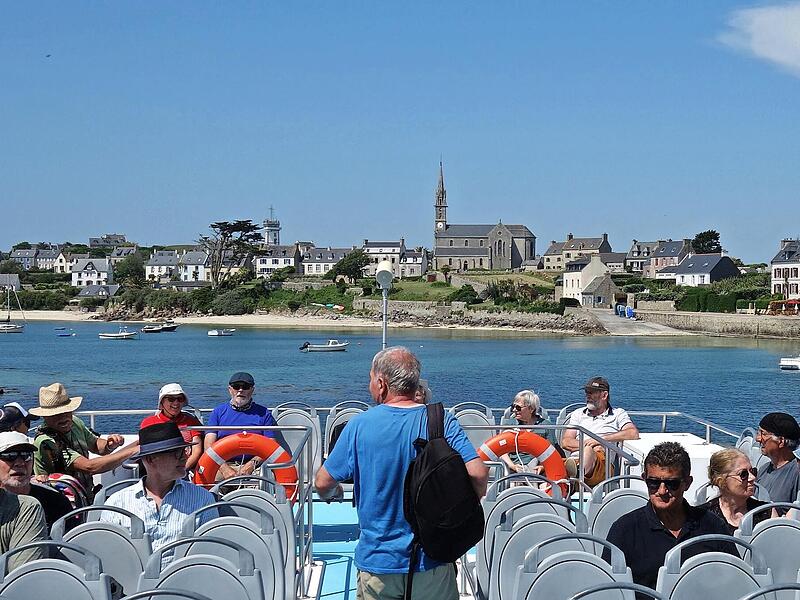 Die Reisegruppe auf der Fähre vor der Insel Batz. Die Reisegruppe auf der Fähre vor der Insel Batz.