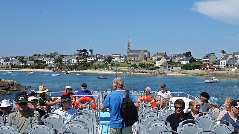 Die Reisegruppe auf der Fähre vor der Insel Batz. Die Reisegruppe auf der Fähre vor der Insel Batz.