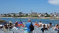 Die Reisegruppe auf der F&auml;hre vor der Insel Batz.