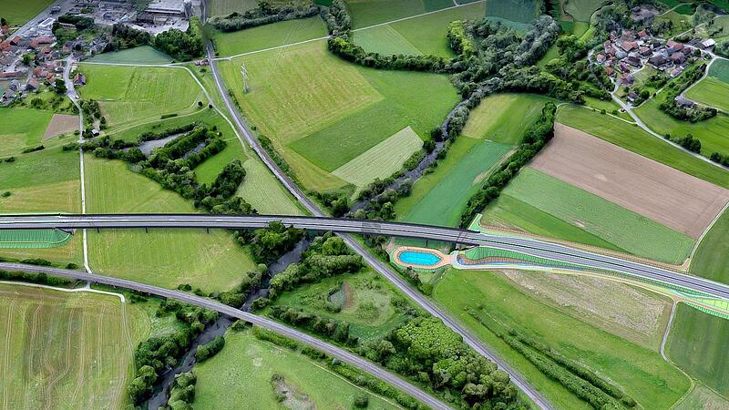 Die grafische Darstellung zeigt die 450 Meter lange Maintalbr&uuml;cke. Links oben im Bild ist Horb am Main zu sehen, am rechten Bildrand Burgstall (Gemeinde Hochstadt).