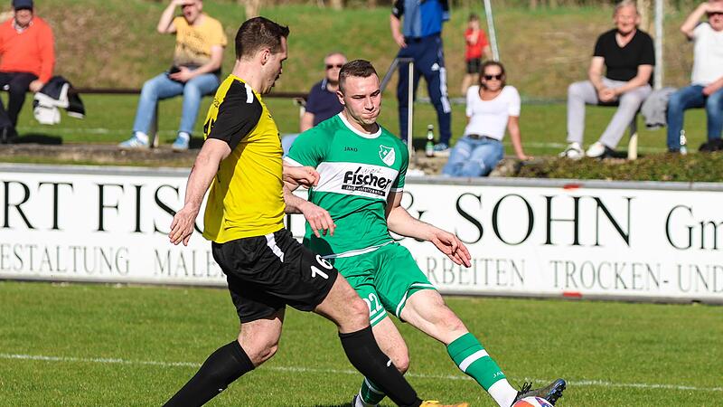 Friesens Maximilian Graf (gr&uuml;n) kommt noch zum Torschuss, bevor der Breiteng&uuml;&szlig;bacher Torsch&uuml;tze Nicolas M&uuml;ller eingreifen kann.