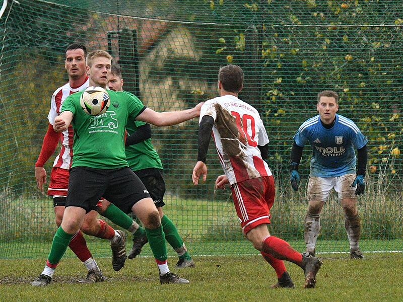 Jan Kraus (am Ball) und der SC Jura Arnstein bekommen es am Sonntag mit Tabellenführer Sylvia Ebersdorf zu tun.