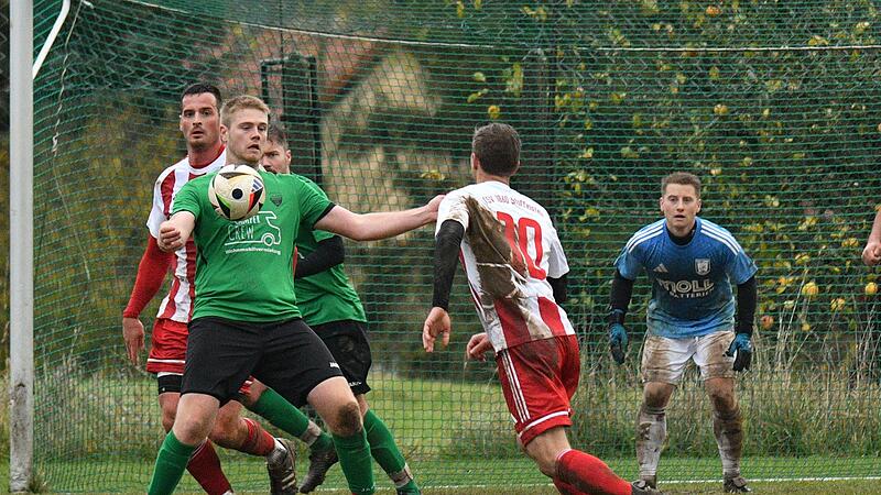Jan Kraus (am Ball) und der SC Jura Arnstein bekommen es am Sonntag mit Tabellenführer Sylvia Ebersdorf zu tun.