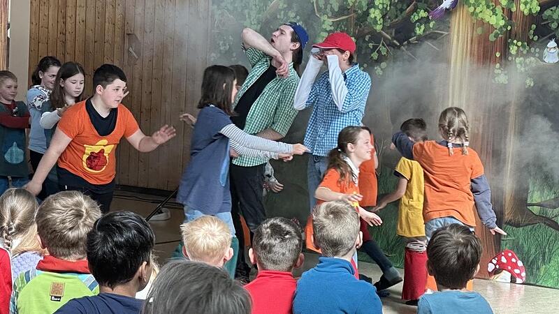 Ein Brandschutz-Theater &bdquo;Marco und das Feuer&ldquo; wurde in Schondra aufgef&uuml;hrt.