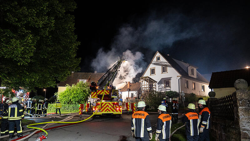 Bis zu 150 Einsatzkräfte gefordert: Scheunenbrand mit Schaden im sechsstelligen Bereich Bis zu 150 Einsatzkräfte gefordert: Scheunenbrand mit Schaden im sechsstelligen Bereich