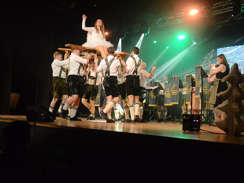 Die Wilhelmsthaler Plattler lie&szlig;en es auf der B&uuml;hne krachen.