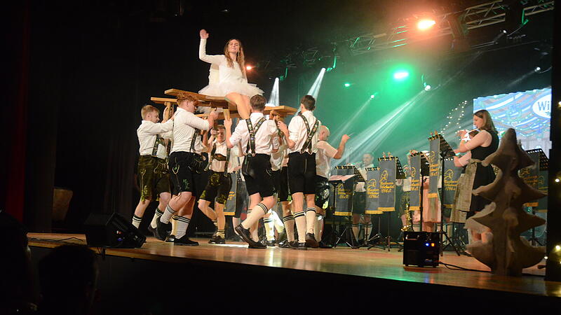 Weihnachtsgala begeistert mir faszinierender farbenprächtiger Show mit Musik Gesang Tanz und Spiel Die Wilhelmsthaler Plattler ließen es auf der Bühne krachen.