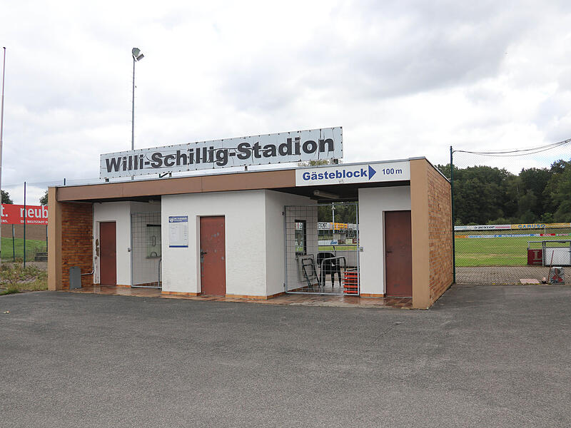 Das altehrwürdige Willi-Schillig-Stadion in Frohnlach ist in die Jahre gekommen. Der SC Sylvia Ebersdorf will als neuer Pächter wieder für etwas Glanz sorgen. Das altehrwürdige Willi-Schillig-Stadion in Frohnlach ist in die Jahre gekommen. Der SC Sylvia Ebersdorf will als neuer Pächter wieder für etwas Glanz sorgen.