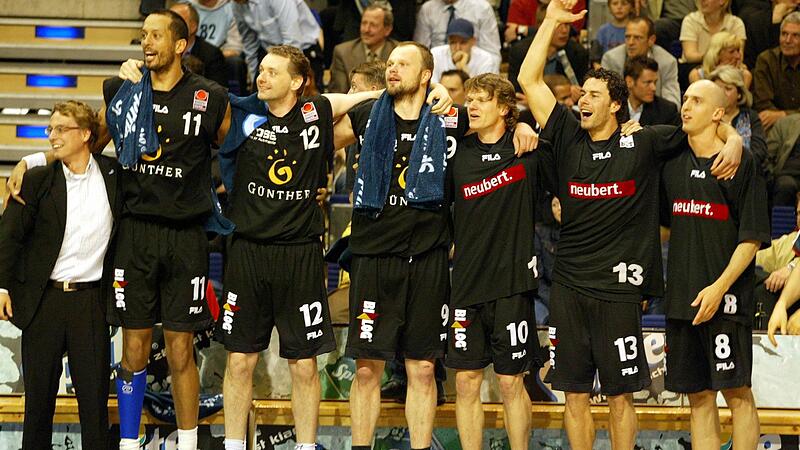 Riesenjubel bei den GHP-Basketballern im fünften Halbfinalspiel in Berlin 2004. Bamberg stürzte den einstigen Serienmeister.