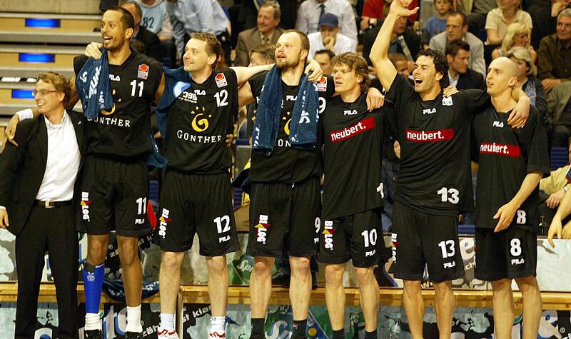 Riesenjubel bei den GHP-Basketballern im f&uuml;nften Halbfinalspiel in Berlin 2004. Bamberg st&uuml;rzte den einstigen Serienmeister.