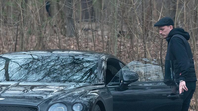 Marius Wolf rennt nicht nur schnell, sondern fährt auch ziemlich flott. Und zwar mit einem „Mega-Flitzer“: Sein dunkelgrüner Bentley Continental – Basis-Preis rund 200 000 Euro – ist ein Zwölfzylinder mit über 600 PS. Der aus Einberg stammende Fußballprofi parkte sein „Geschoss“ kürzlich auf einem Kölner Waldparkplatz, in der Nähe des Vereinsgeländes vom FC.