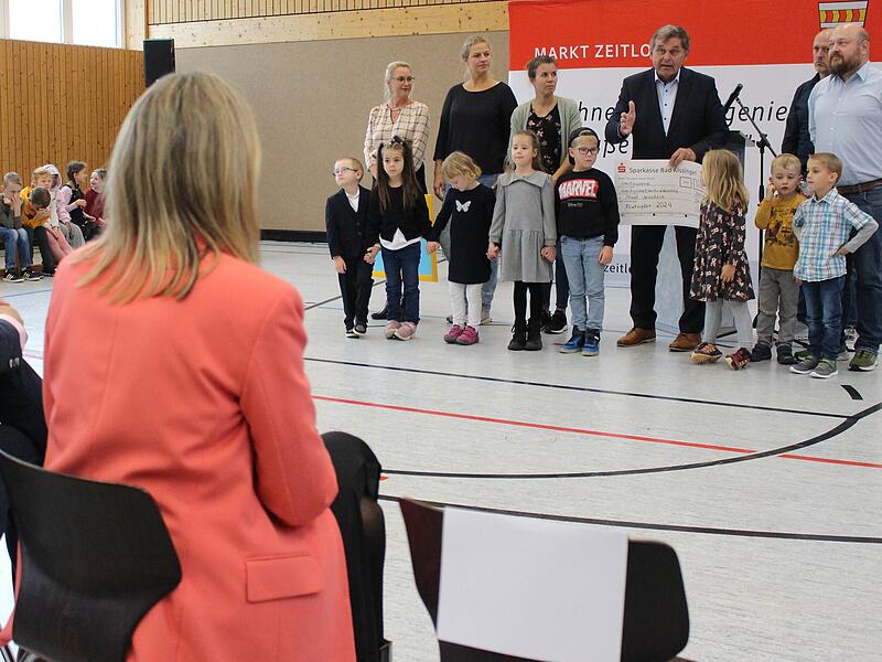 Scheck &uuml;bergeben: Grundschule Zeitlofs spendet 3366 Euro an den Kindergarten in Arnstein. Im Vordergrund lauscht Kultusministerin Anna Stolz.