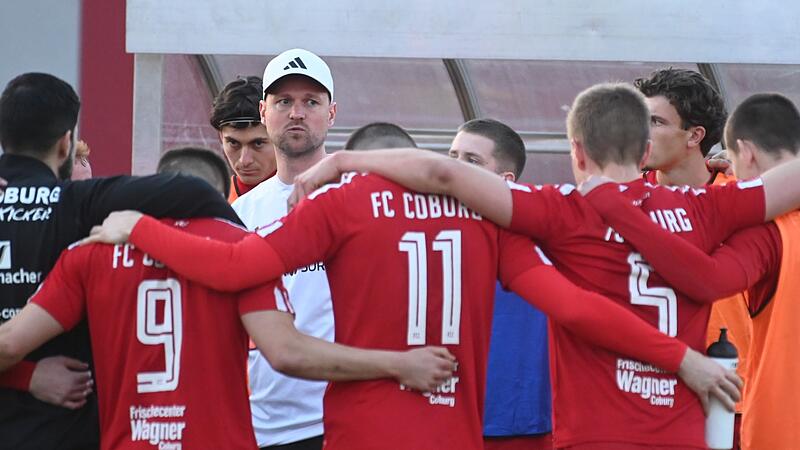 Calle Schiebel (mit Kappe) im Kreise seiner Mannschaft. In Aschaffenburg gab es für die Vestekicker nichts zu holen.