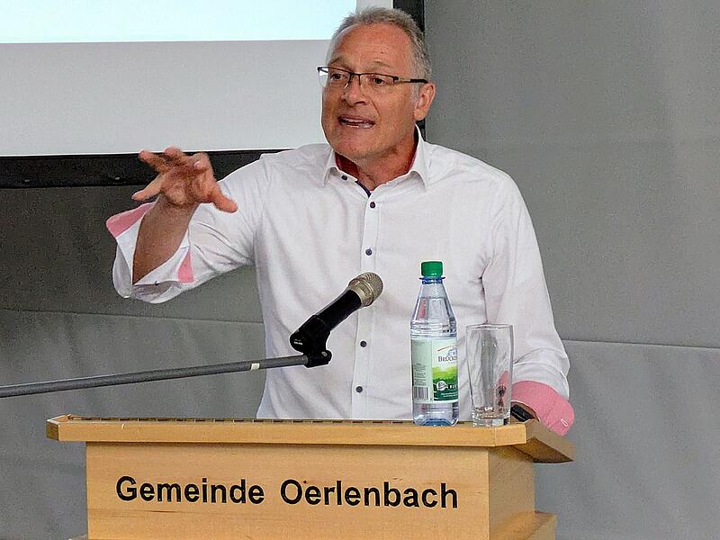 Ministerialdirigent Klaus Ulrich, Leiter der Abteilung Landesentwicklung im bayerischen Staatsministerium f&uuml;r Wirtschaft, Landesentwicklung und Energie, verteidigte das Vorgehen der Regierung.