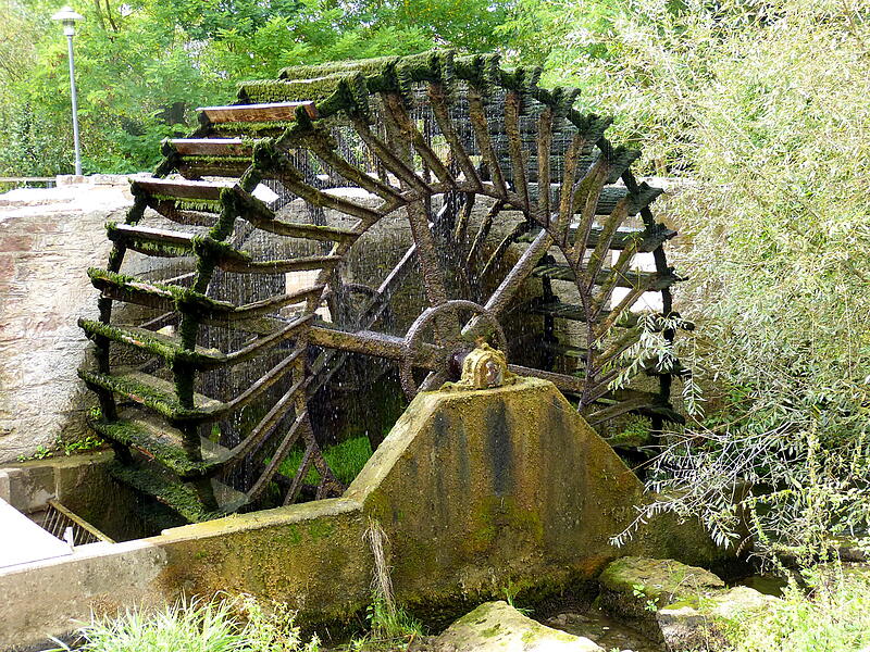 Dieses Wasserrad steht bei der Herrenmühle in Hammelburg und zeugt von der umweltfreundlichen Energiegewinnung in alter Zeit.