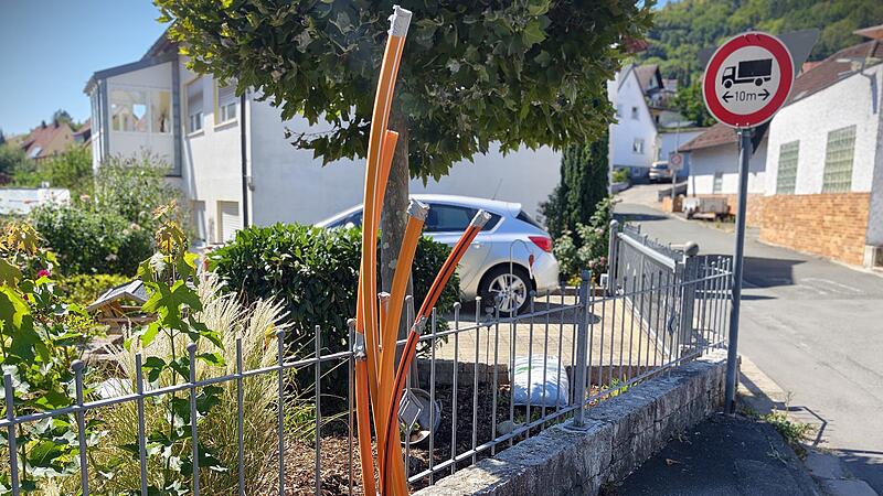 Glasfaserkabel stehen an einigen Stellen in Ebermannstadt aus dem Boden.Forchheim & Fr&auml;nkische Schweiz