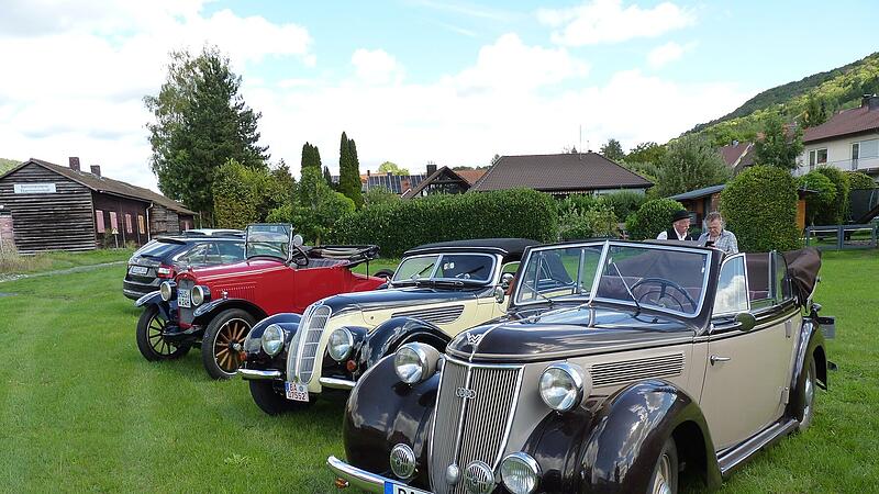 Oldtimerausfahrt mit VorkriegsoldtimernOldtimerausfahrt mit Vorkriegsoldtimern