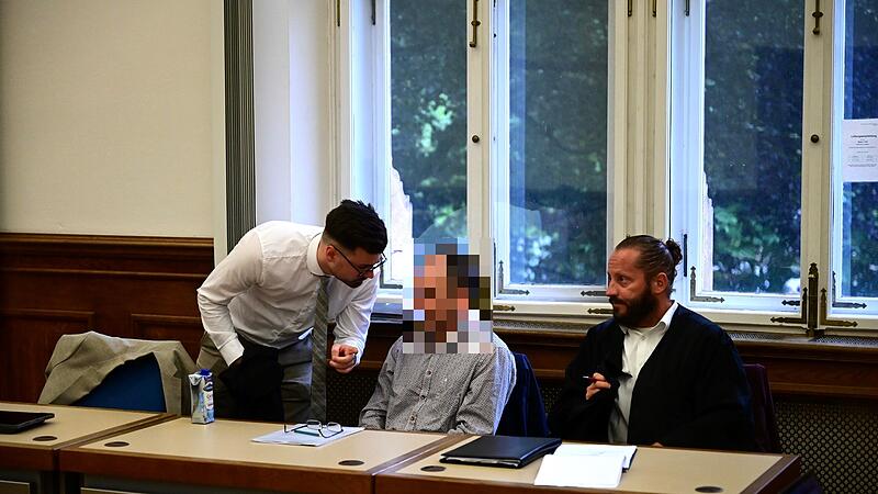 Die Strafverteidiger Fabian Pflefka aus Bamberg und Norman Jacob jun. aus W&uuml;rzburg mit ihrem Mandanten