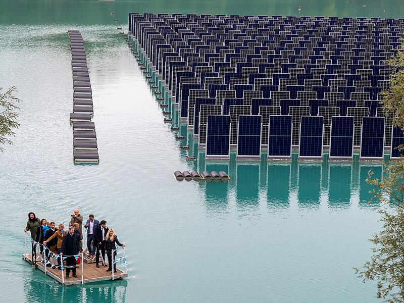 Schwimmende Photovoltaikanlage auf Baggersee