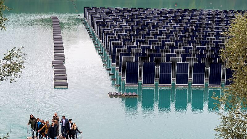 Schwimmende Photovoltaikanlage auf Baggersee