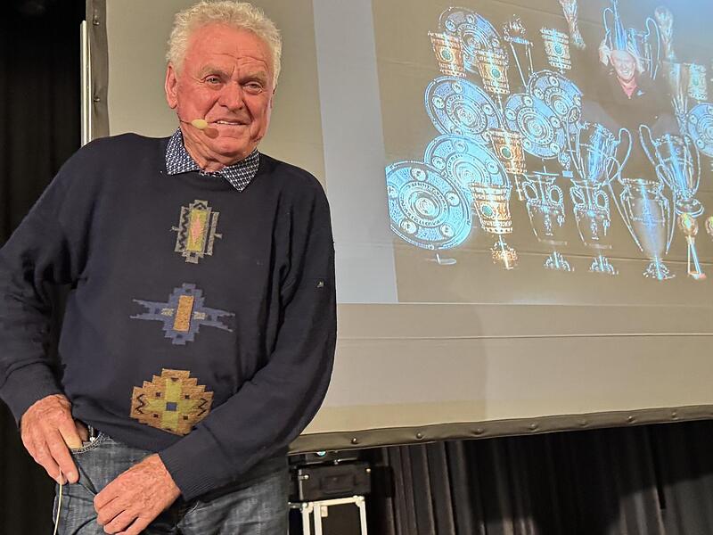 Sepp Maier auf der B&uuml;hne in Herzogenaurach, im Hintergrund seine Troph&auml;ensammlung.